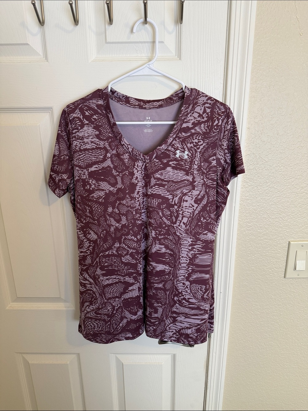 Under Armour Plum-Pattern V-Neck Short Sleeve Tee